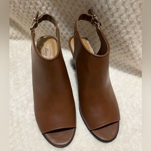 BASS PEEP TOE CYDNEY BOOTIES SIZE 8.5 IN BROWN NWT!